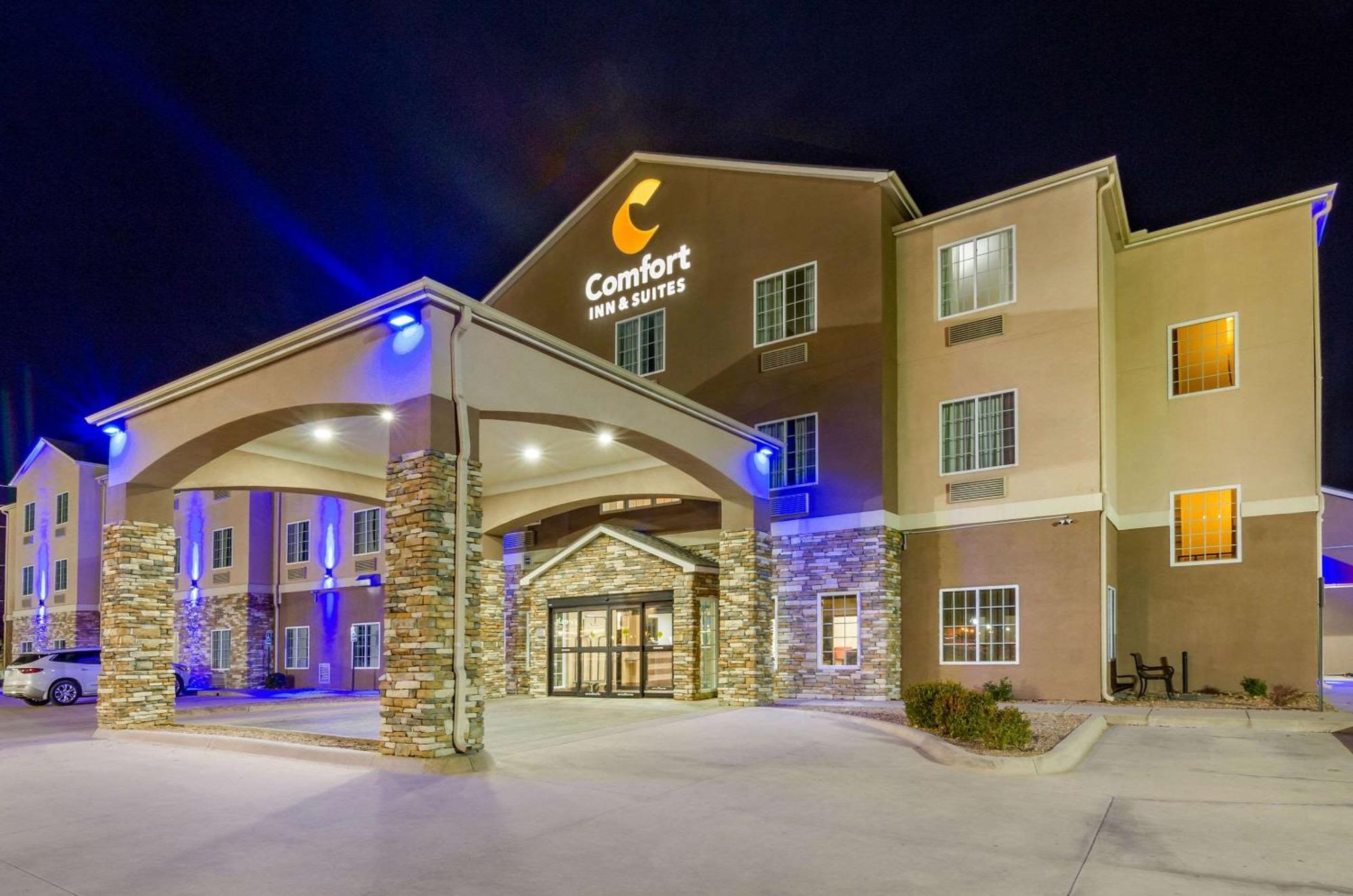 Comfort Inn & Suites Near Bethel College Newton Exterior photo